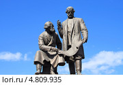 Памятник Черепановым в Нижнем Тагиле (2013 год). Редакционное фото, фотограф Александр Агафонов / Фотобанк Лори