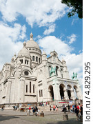 Базилика Сакре-Кёр (Basilique du Sacré Cœur). Монмартр. Париж. Франция (2013 год). Редакционное фото, фотограф E. O. / Фотобанк Лори