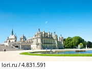Замок Шантийи в солнечный летний день (Chateau de Chantilly). Франция (2013 год). Стоковое фото, фотограф E. O. / Фотобанк Лори