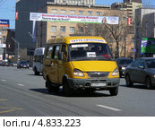 Маршрутное такси № 400м идет по Ленинскому проспекту, Москва (2011 год). Редакционное фото, фотограф lana1501 / Фотобанк Лори