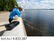 Рыбаки на берегу Воронежского водохранилища, город Воронеж (2013 год). Редакционное фото, фотограф Вячеслав Палес / Фотобанк Лори