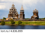 Преображенский, Покровский храмы и колокольня в Кижах (2013 год). Редакционное фото, фотограф Igor Lijashkov / Фотобанк Лори