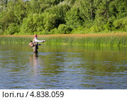 Рыбак стоящий в воде, ловит рыбу нахлыстовой снастью на реке Чусовая. Стоковое фото, фотограф Сергей Завьялов / Фотобанк Лори