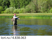 Рыбак стоящий в воде, ловит рыбу нахлыстовой снастью на реке Чусовая. Стоковое фото, фотограф Сергей Завьялов / Фотобанк Лори