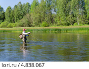 Рыбак стоящий в воде, ловит рыбу нахлыстовой снастью в реке Чусовая. Стоковое фото, фотограф Сергей Завьялов / Фотобанк Лори