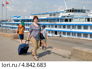 Мама с сыновьями отправляется в круиз (2013 год). Редакционное фото, фотограф Александр Щепин / Фотобанк Лори