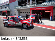 Автомобили Lada Granta команды LADA Sport LUKOIL участвует в гонках Чемпионата мира WTCC на трассе "Moscow Raceway" в Подмосковье (2013 год). Редакционное фото, фотограф Николай Винокуров / Фотобанк Лори