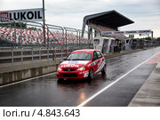Спортивный автомобиль Lada Granta, пилот Павел Кальманович едет по трассе Moscow Raceway на Чемпионате и Кубке России по шоссейно-кольцевым гонкам Lada Granta Cup в Подмосковье,Россия (2013 год). Редакционное фото, фотограф Николай Винокуров / Фотобанк Лори