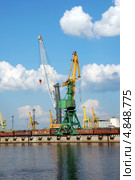 Морской порт на Канонерском острове, Санкт-Петербург (2013 год). Редакционное фото, фотограф Светлана Колобова / Фотобанк Лори