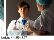 Коллеги-врачи у светящегося экрана с томографическими снимками больного. Стоковое фото, фотограф Sergey Nivens / Фотобанк Лори