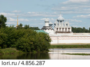 Тихвин. Богородичный Успенский мужской монастырь. Вид со стороны прудов Таборы (2013 год). Стоковое фото, фотограф Румянцева Наталия / Фотобанк Лори