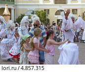 На конкурсе флористов. Танец с мимами (2013 год). Редакционное фото, фотограф Людмила Жмурина / Фотобанк Лори