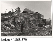 Мужчина у руин разваленного дома. Редакционное фото, фотограф Emelinna / Фотобанк Лори