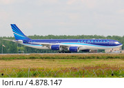 Airbus A340 (бортовой 4K-AZ85) авиакомпании Azerbaijan в Домодедово (2013 год). Редакционное фото, фотограф Alexei Tavix / Фотобанк Лори