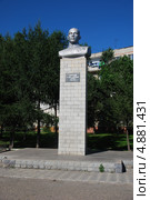 Памятник Сергееву Фёдору  Андреевичу (псевдоним Артём) Город Артём Приморского края (2013 год). Редакционное фото, фотограф syngach / Фотобанк Лори