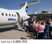 Посадка в самолет ATR 72 (2013 год). Редакционное фото, фотограф Вячеслав Палес / Фотобанк Лори