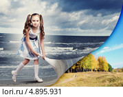 Девочка изменяет реальность, переворачивая страницу. Стоковое фото, фотограф Sergey Nivens / Фотобанк Лори