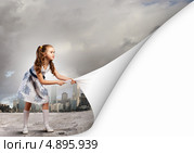 Изменяя реальность. Девочка переворачивает страницу. Стоковое фото, фотограф Sergey Nivens / Фотобанк Лори