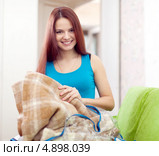 Счастливая девушка достает из упаковки новый плед. Стоковое фото, фотограф Яков Филимонов / Фотобанк Лори