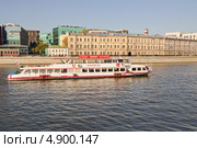 Теплоход "Москва-59" на фоне офисного особняка на Пречистенской набережной (2010 год). Редакционное фото, фотограф Алёшина Оксана / Фотобанк Лори