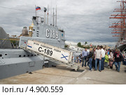 Очередь в музей подводную лодку С-189. Санкт-Петербург (2013 год). Редакционное фото, фотограф Виктор Карасев / Фотобанк Лори
