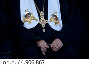 Крупным планом руки и облачение Святейшего Патриарха Московского и всея Руси Кирилла на праздничном концерте в честь 1025-летия Крещения Руси на Красной площади в городе Москве, 25 июля 2013. Редакционное фото, фотограф Николай Винокуров / Фотобанк Лори