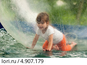 Девочка на аттракционе "Водный шар" ("Водный зорб") Стоковое фото, фотограф WalDeMarus / Фотобанк Лори