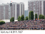 Вид сверху на большую плотную толпу людей на мероприятии в Строгине, Москва (2013 год). Редакционное фото, фотограф Николай Винокуров / Фотобанк Лори