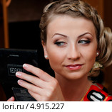 Красивая девушка смотрится в зеркало (2013 год). Редакционное фото, фотограф Игорь Низов / Фотобанк Лори