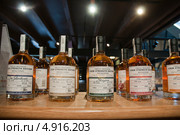 Бутылки с образцами виски в магазине при вискикурне Glenlivet (2009 год). Редакционное фото, фотограф Ирина Фирсова / Фотобанк Лори