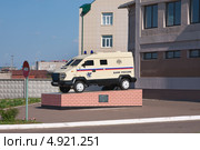 Бронеавтомобиль "ОХТА" - памятник инкассаторам в Набережных Челнах (2013 год). Редакционное фото, фотограф Андрей Ижаковский / Фотобанк Лори