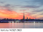 Санкт-Петербург. Закат на фоне Петропавловской крепости (2013 год). Стоковое фото, фотограф Литвяк Игорь / Фотобанк Лори