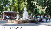 Фонтан на центральной аллеи в Чистяковской рощи, город Краснодар (2013 год). Редакционное фото, фотограф Алексей Букреев / Фотобанк Лори