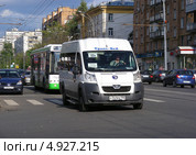 Автолайн № 322м идет по Первомайской улице, район Измайлово, Москва (2013 год). Редакционное фото, фотограф lana1501 / Фотобанк Лори