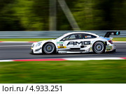 Автомобиль DTM Mercedes AMG C-Coupe (пилот Pascal Wehrlein) команды Mercedes AMG участвует в гоночной серии кузовных автомобилей Deutsche Tourenwagen Mastersна трассе "Moscow Raceway" в Подмосковье 3 августа 2013. Редакционное фото, фотограф Николай Винокуров / Фотобанк Лори
