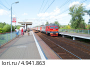 Подмосковье, электричка отъезжает от платформы (2013 год). Редакционное фото, фотограф Татьяна Юни / Фотобанк Лори