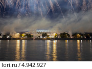 Фейрверк в небе над стадионом Лужники, Москва (2013 год). Стоковое фото, фотограф Владимир Журавлев / Фотобанк Лори