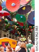 Gracia Festa в Барселоне, Каталония. Зонты в качестве уличных декораций (2013 год). Редакционное фото, фотограф Яков Филимонов / Фотобанк Лори