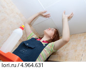 Молодая женщина клеит потолочную плитку у себя в квартире. Стоковое фото, фотограф Яков Филимонов / Фотобанк Лори