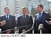 Глава города Тюмени Александр Моор, губернатор Тюменской области Владимир Якушев и генеральный директор ОАО «Мостострой-11» Николай Руссу на открытии новой транспортной развязки по ул.Мельникайте, Тюмень (2013 год). Редакционное фото, фотограф Землянникова Вероника / Фотобанк Лори
