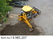 Экскаватор-погрузчик, роющий траншею (2013 год). Стоковое фото, фотограф Александр Замараев / Фотобанк Лори