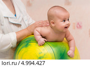 Детская гимнастика на фитболе. Стоковое фото, фотограф Дарья Каба / Фотобанк Лори