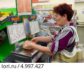 Покупатель взвешивает товар (2013 год). Редакционное фото, фотограф Вячеслав Палес / Фотобанк Лори