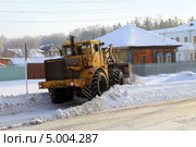 Трактор К700 чистит улицу (2013 год). Редакционное фото, фотограф Анатолий Матвейчук / Фотобанк Лори