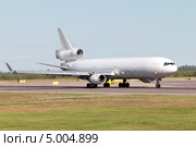 Грузовой авиалайнер McDonnell Douglas Md-11 на разбеге (2013 год). Редакционное фото, фотограф Александр Тарасенков / Фотобанк Лори