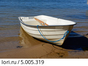 Белая лодка на песчаном берегу. Стоковое фото, фотограф Валерия Попова / Фотобанк Лори