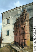 Скульптура возле старого Олесского замка. Украина (2009 год). Редакционное фото, фотограф Юрий Брыкайло / Фотобанк Лори