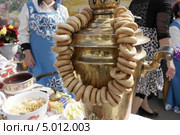 Золотой самовар и связка сушек на народном празднике. Стоковое фото, фотограф александр горшков / Фотобанк Лори