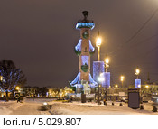 Новогодние украшения на ростральной колонне. Санкт-Петербург, Россия (2012 год). Редакционное фото, фотограф ИВА Афонская / Фотобанк Лори