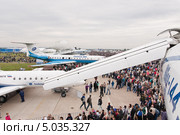 Очередь на борт ТУ-144 МАКС-2013. Редакционное фото, фотограф Алёшина Оксана / Фотобанк Лори